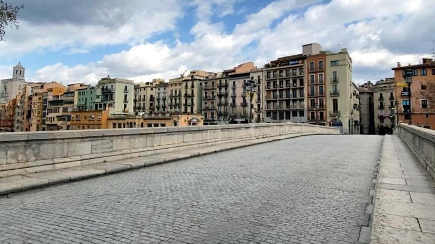 El pont de pedra de Girona, buit.