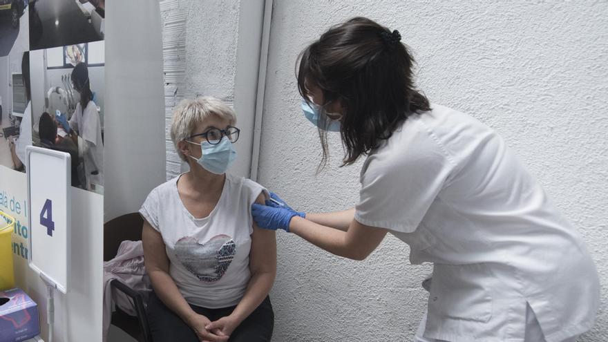 Una persona rep la vacuna anticovid al Palau Firal de Manresa