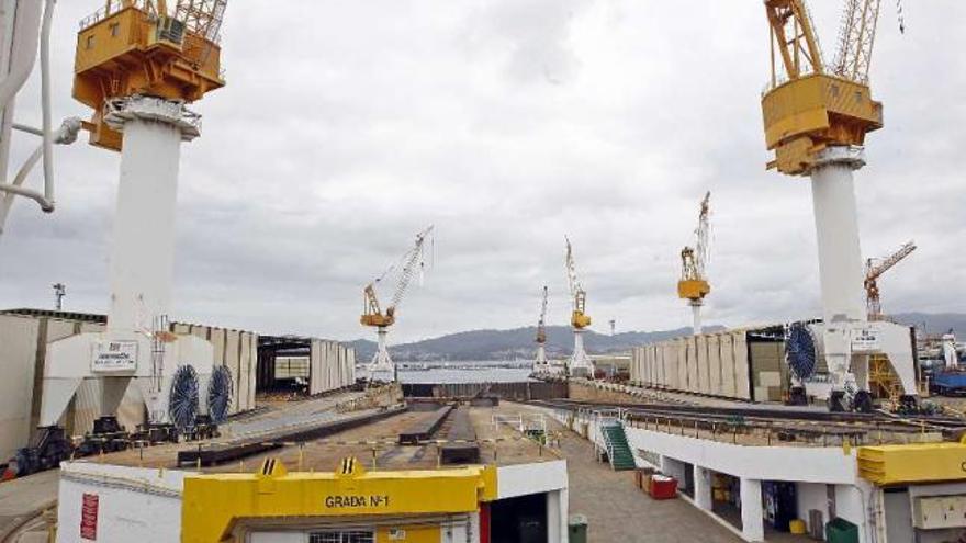 Las gradas de Barreras esperan el inicio de la construcción del buque flotel.  // Marta G. Brea