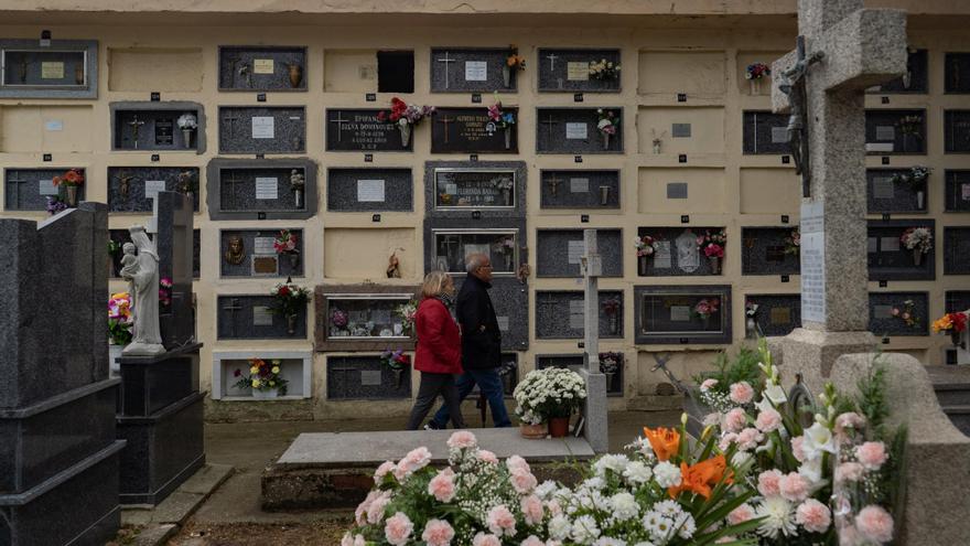 Los zamoranos acuden al cementerio en los Santos