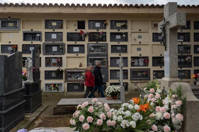 Los zamoranos acuden al cementerio en los Santos