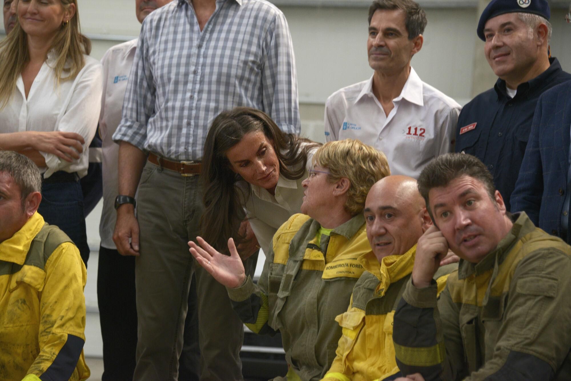 La Reina Letizia habla con una mujer del cuerpo de Bomberos Forestales durante la visita a Ourense, a 28 de agosto de 2025, en Ourense, Galicia (España). Los Reyes de España realizan hoy una visita oficial a distintos puntos de la provincia de Ourense, la zona más castigada por la reciente ola de incendios forestales. El objetivo de este recorrido es conocer de primera mano la magnitud de los daños, escuchar las demandas de los vecinos y trasladar un mensaje de apoyo y solidaridad. La jornada comenzará en el Centro de Coordinación del Distrito Forestal XIV, en Verín, y por último visitan el colegio público de Medeiros. 28 AGOSTO 2025 Rosa Veiga / Europa Press 28/08/2025. REINA LETIZIA DE ESPAÑA;Rosa Veiga;category_code_sho;