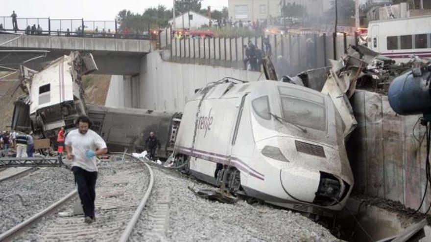 Estado en el que quedó el tren tras descarrilar. / xoán álvarez