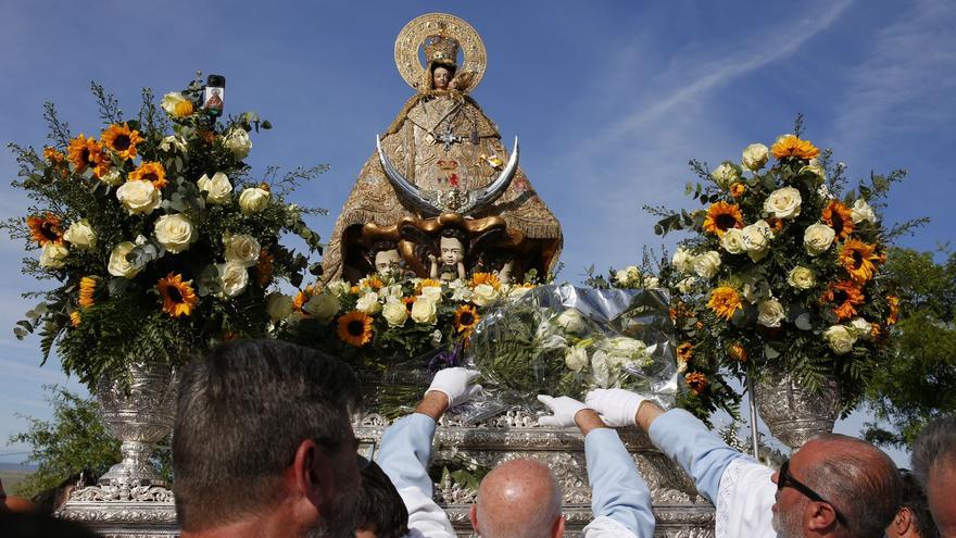 Vídeo | Los cacereños entonan el Redoble a la llegada del Amparo