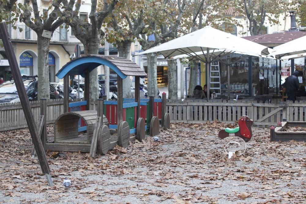 Demanen tancar el parc infantil de Poeta Marquina per insalubre