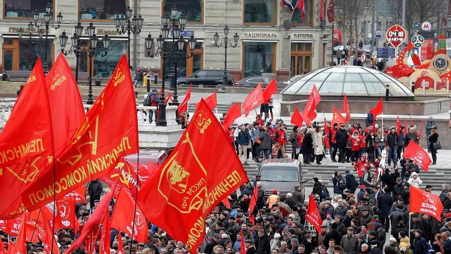 Marcha comunista en la Plaza Roja de Moscú en defensa de la momia de Lenin