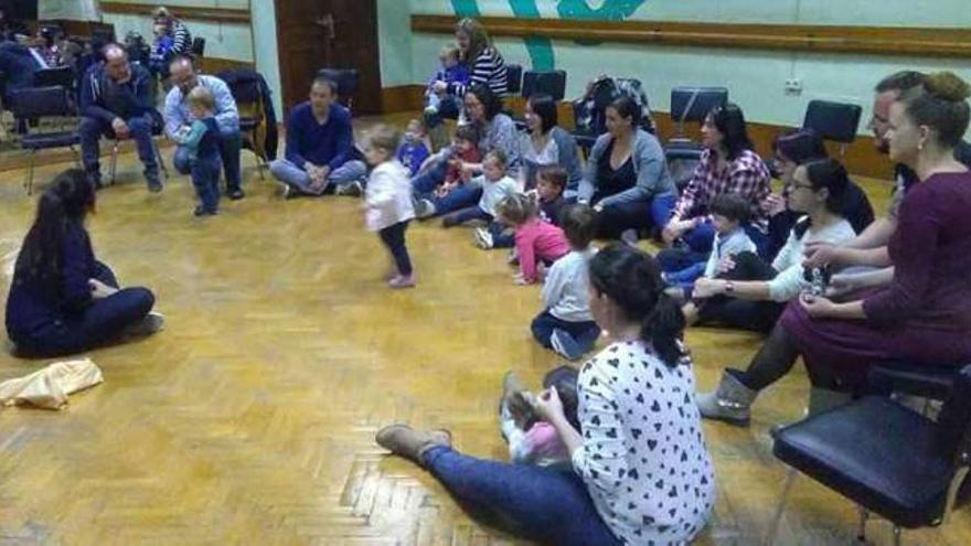 Los padres disfrutan con sus bebés de una clase de música y danza de La Artística Manisense