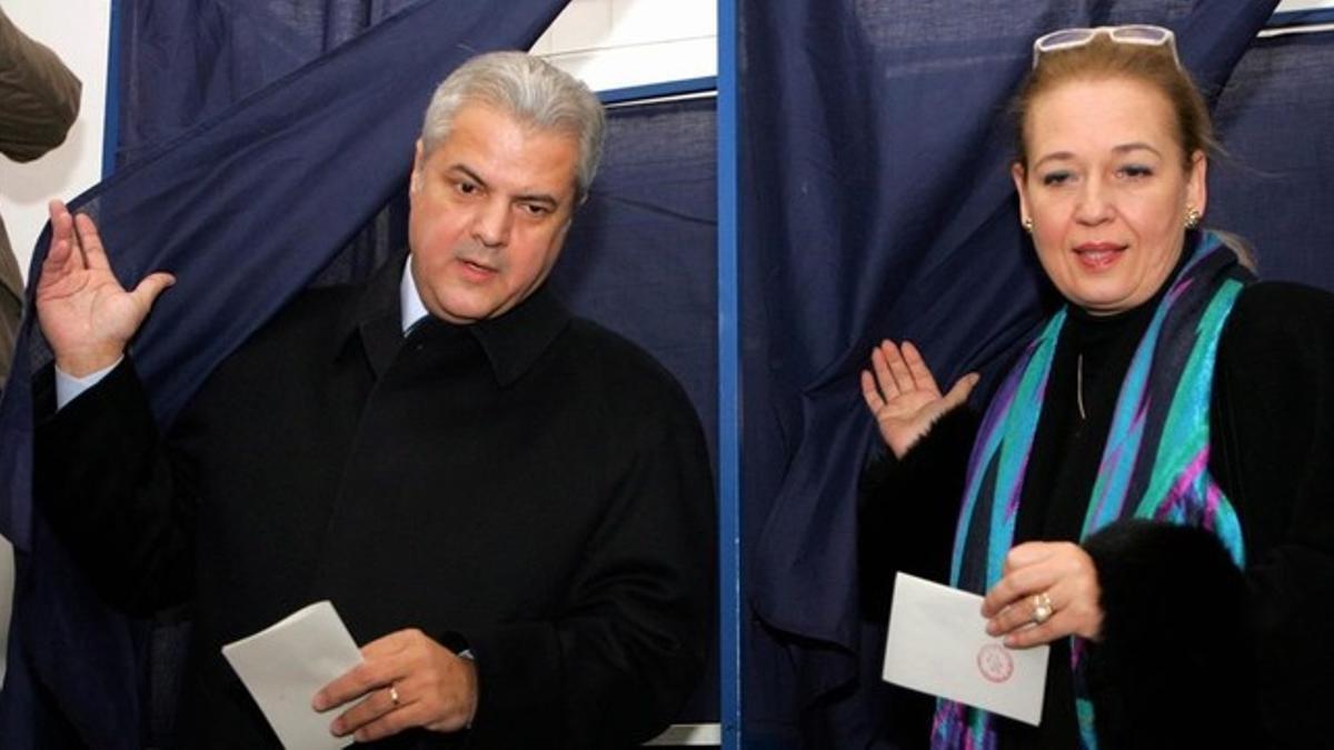 El exprimer ministro Adrian Nastase y su esposa, Dana, en unas elecciones en Bucarest, en diciembre del 2004.