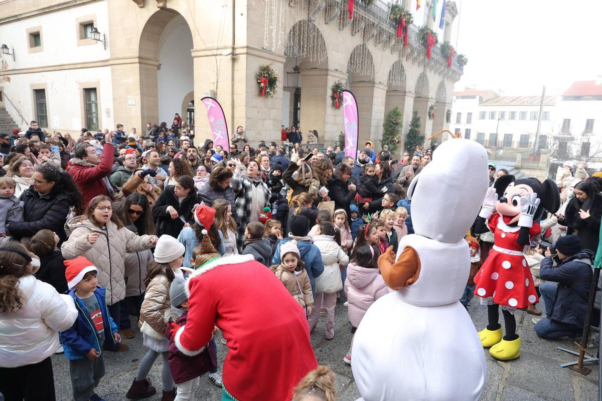 Los niños de Cáceres celebran el año nuevo con música y gominolas en lugar de uvas Los niños de Cáceres celebran el año nuevo con música y gominolas en lugar de uvas