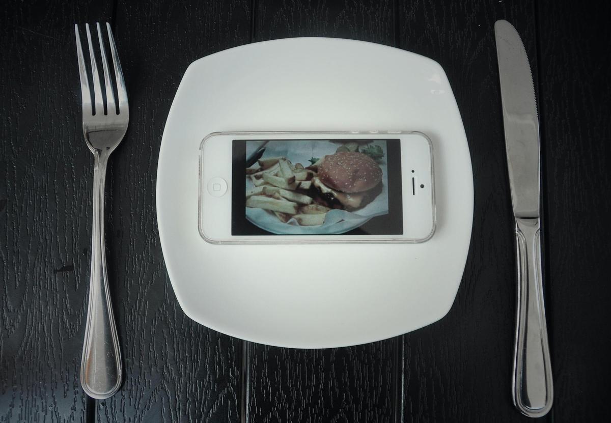 Cita con el móvil, comida en una foto