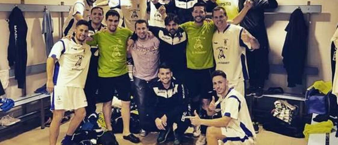 Los jugadores del Favara celebran la victoria en el vestuario.