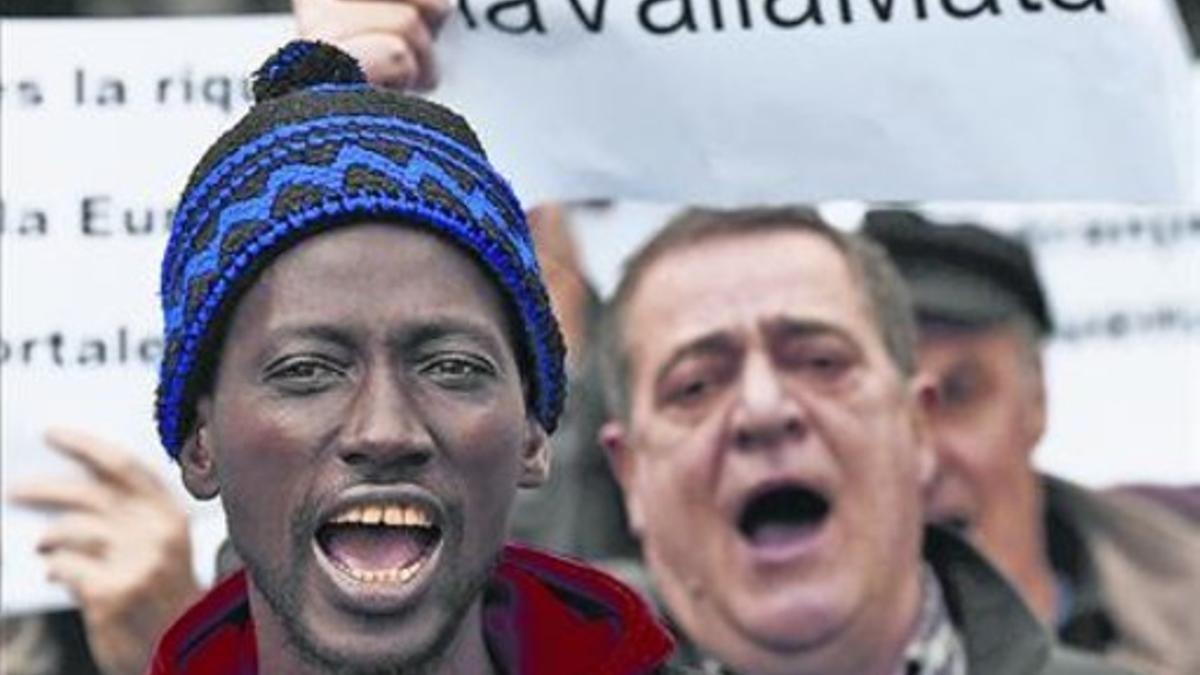 Manifestantes convocados por SOS Racismo protestan en Pamplona por las muertes de Ceuta, el sábado.