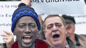 Manifestants convocats per SOS Racisme protesten a Pamplona per les morts de Ceuta, dissabte.