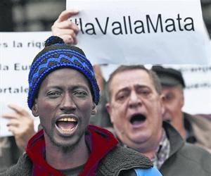 Manifestants convocats per SOS Racisme protesten a Pamplona per les morts de Ceuta, dissabte.