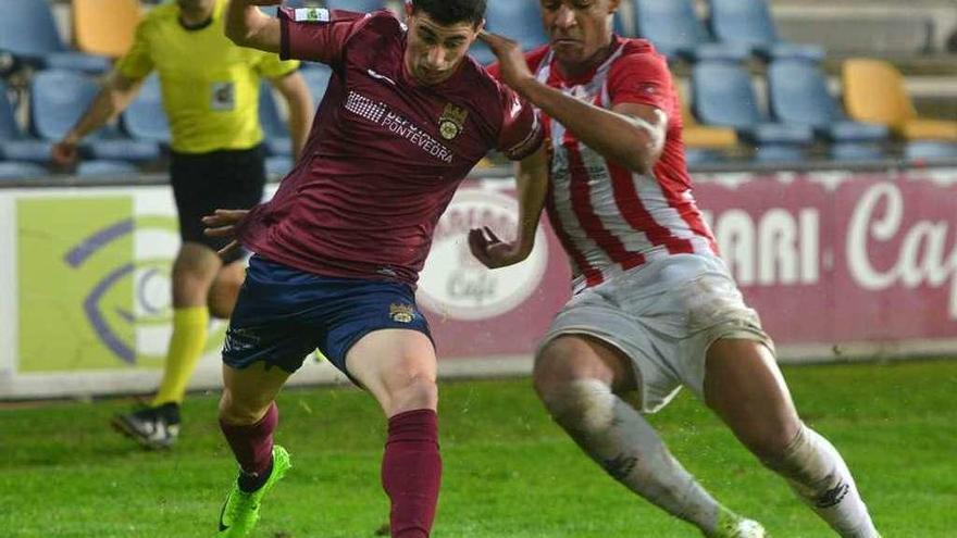 Nacho López compitiendo por un balón con un jugador del Cerceda, en su debut con el Pontevedra. // G.S.