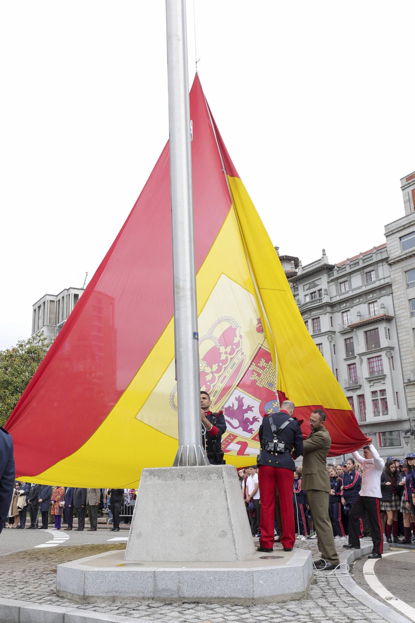 El izado de la bandera y la exposición del Bombé abren los actos del Día de las Fuerzas Armadas en Oviedo.