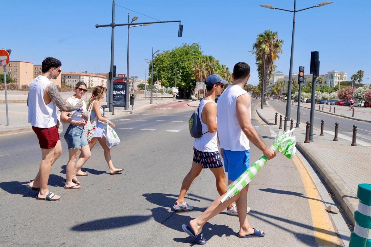 Las playas de València se llenan ante la llegada inminente de una nueva ola de calor