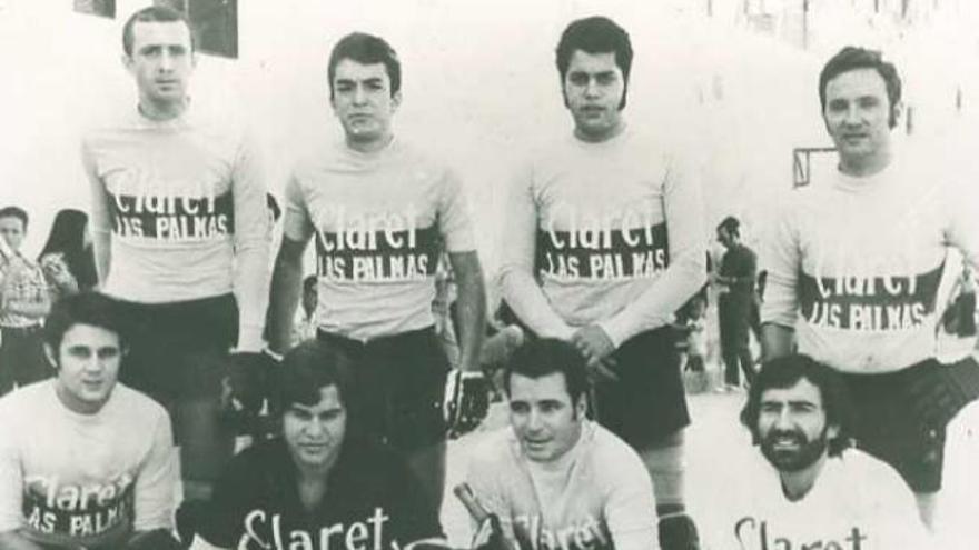 Creus (de pie, 2º por la i.) con el equipo del Claret, en octubre de 1972.