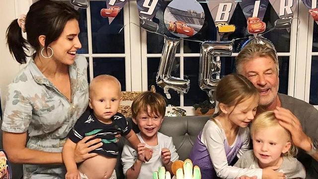 Hilaria y Alec Baldwin posan con sus cuatro hijos