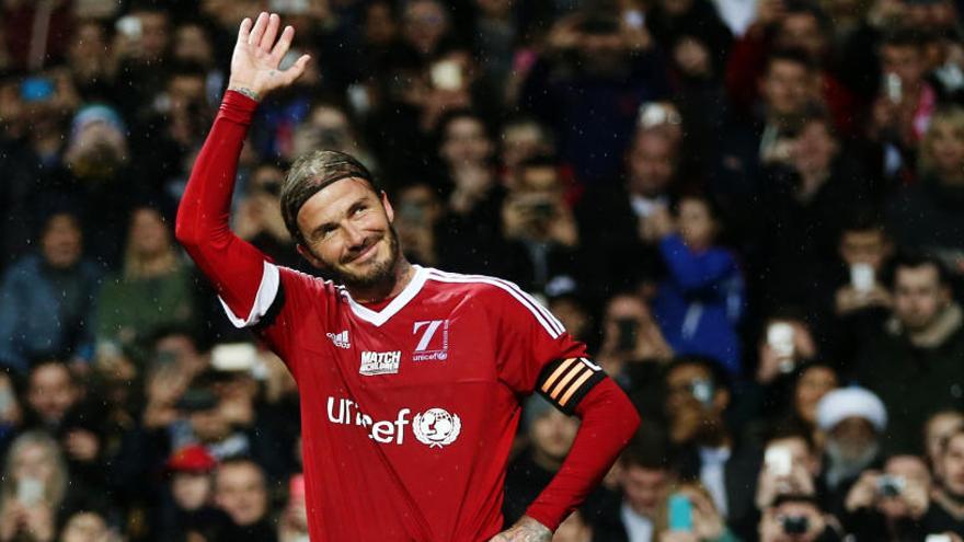 David Beckham saluda a la afición durante un partido en 2015.