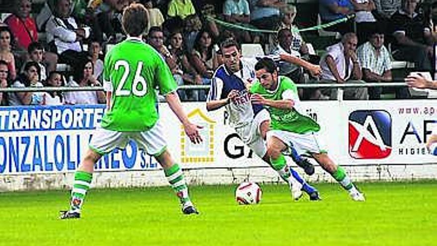 Un momento del partido entre el Llanes y el Tuilla.