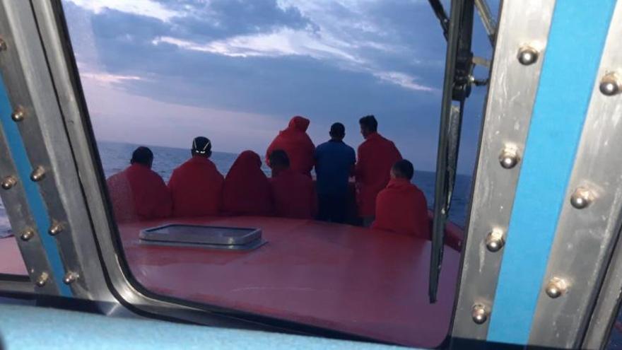 Migrantes a bordo de la patera interceptada en Alicante.