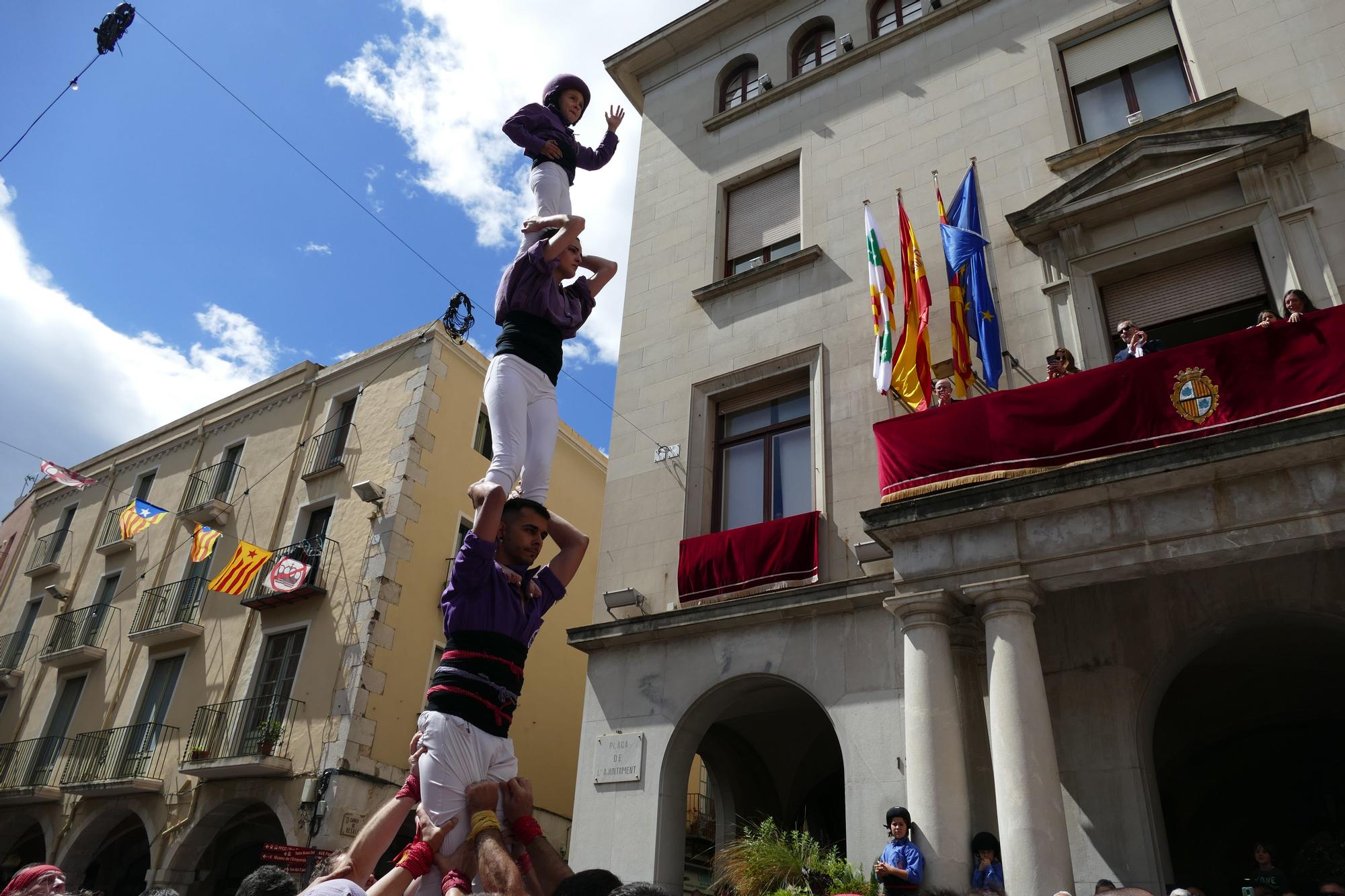 La plaça es tenyeix de colors amb la Diada Castellera de Santa Creu