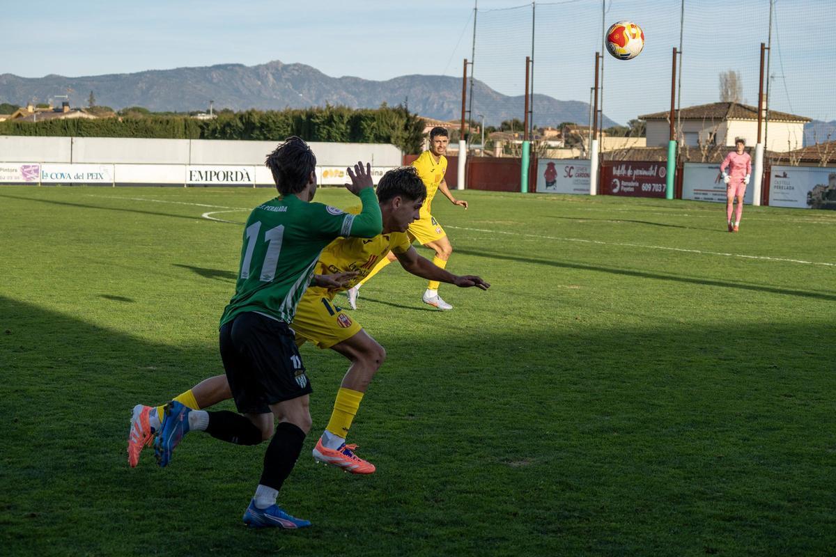 Les millors imatges de l'empat en el derbi entre el Peralada i l'Escala