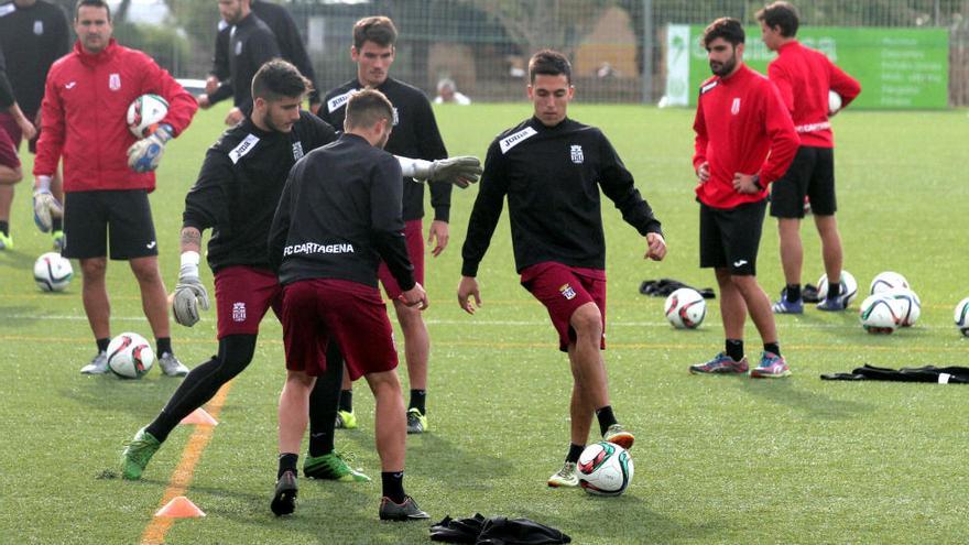 Los jugadores albinegros, en un entrenamiento en Nueva Cartagena.