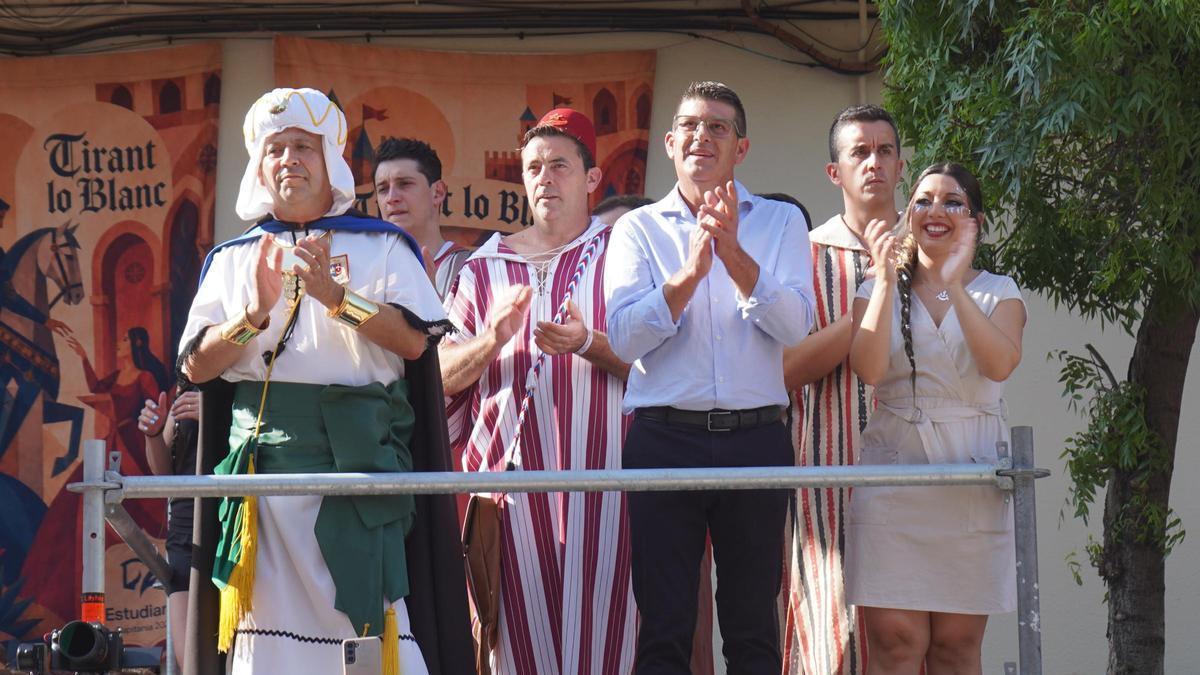 El presidente de Festers y el alcalde de Ontinyent, en la 'arrancà' de la Entrada Cristiana.