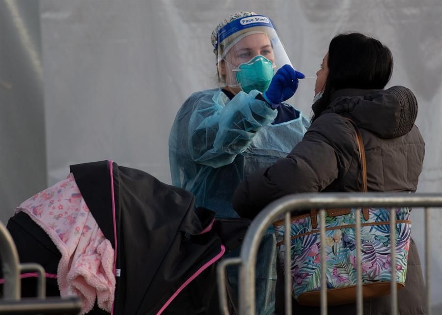 Una mujer se realiza un test de la covid-19 en Boston (EE.UU.), hoy 3 de diciembre de 2020.