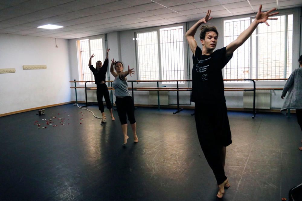 Nos colamos en el ensayo de la nueva producción de la Factoría Echegaray, 'No amanece en Génova', que abrirá el ciclo Danza Málaga 2019 el próximo 29 de octubre en el Teatro Echegaray