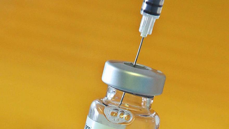 Extracción de suero de un vial de una vacuna frente al COVID.