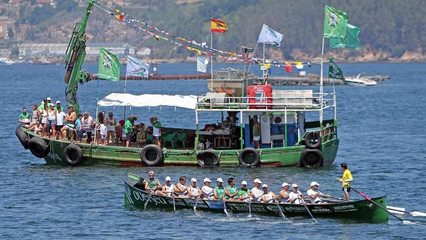 La tripulación de Samertolaméu, tras una regata disputada en la Ría de Vigo. // Marta G.Brea