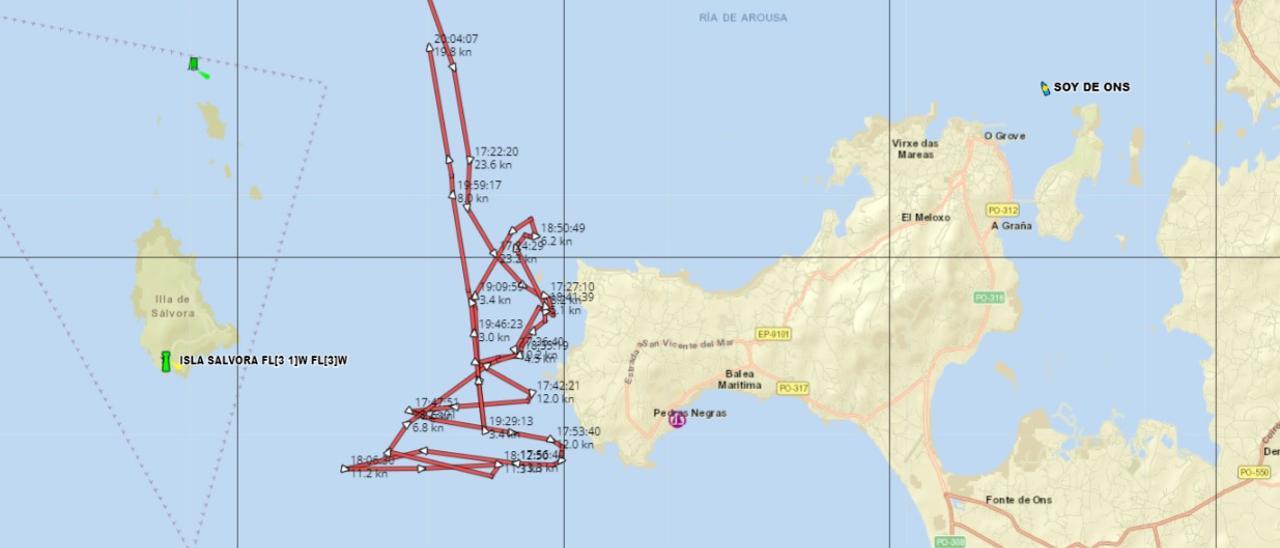 La zona de búsqueda. La línea roja marca el rumbo trazado por una sola embarcación participante en el operativo, la &quot;Salvamar Sargadelos&quot;, a lo largo de la tarde de ayer.
