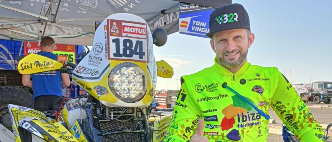 El piloto ibicenco Toni Vingut posa en Jeddah, Arabia Saudí, en la zona del ‘paddock’ de la primera etapa del Rally Dakar 2022 | MFIE