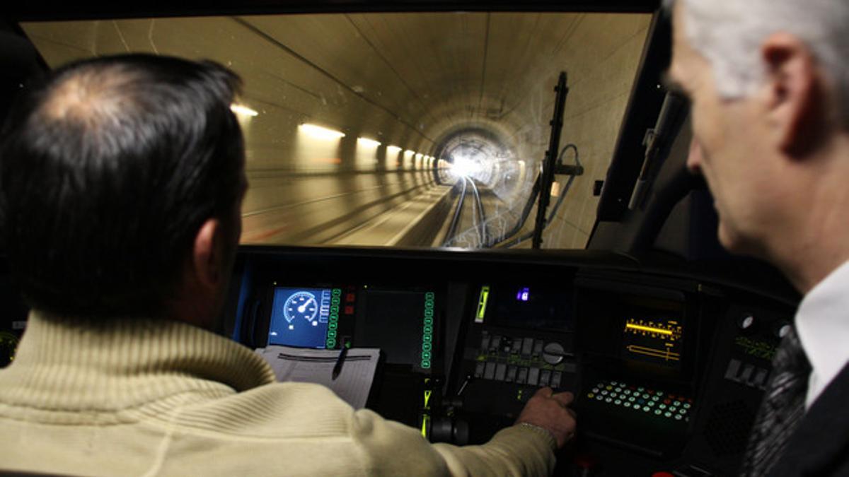 El primer tren de alta velocidad Figueres-Perpinyà cruza el túnel de El Pertús.