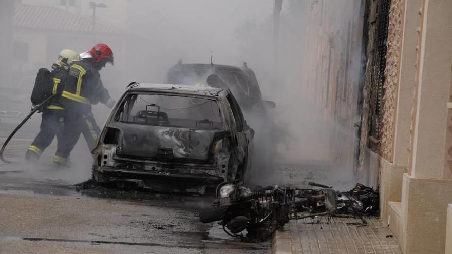 Un incendio en tres vehículos daña una casa en Pòrtol