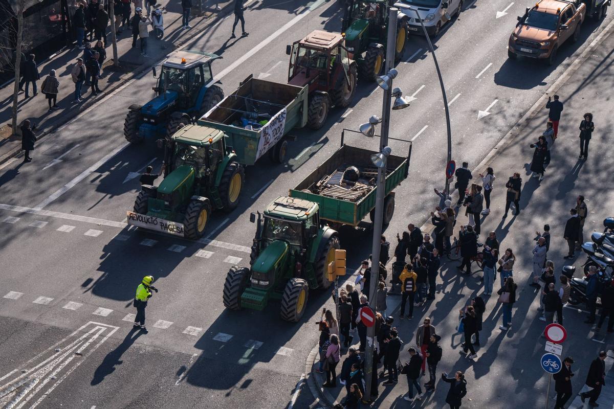 Tractores circulando por la Gran Via de Barcelona