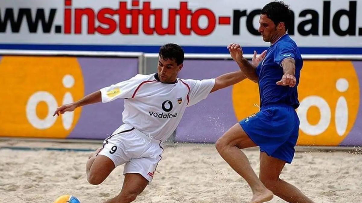 David Cordón en el Mundial de fútbol playa ante Italia con la selección española, en 2003.