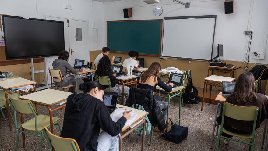 Familias y expertos piden acortar la vacaciones de verano y "racionalizar" los horarios escolares en España