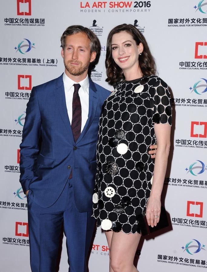 El look pre mamá de Anne Hathaway