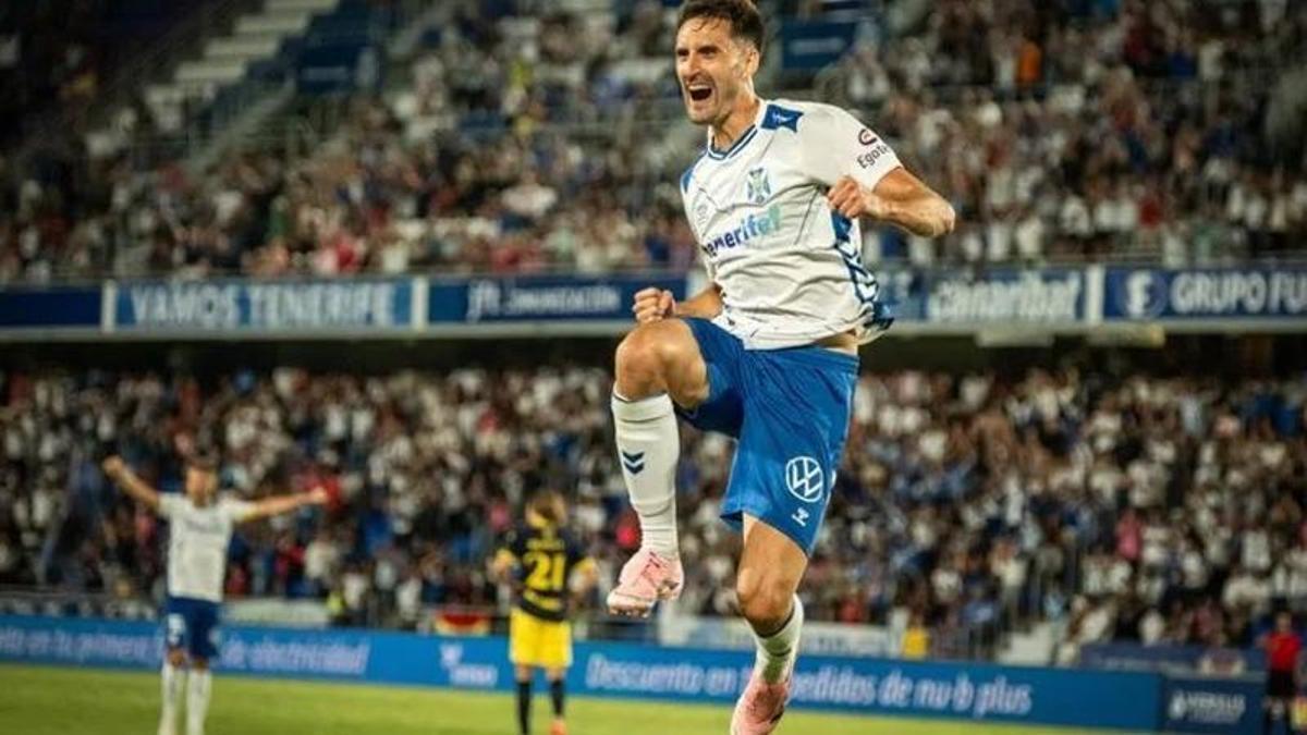 De Miguel celebra un gol con el Tenerife.
