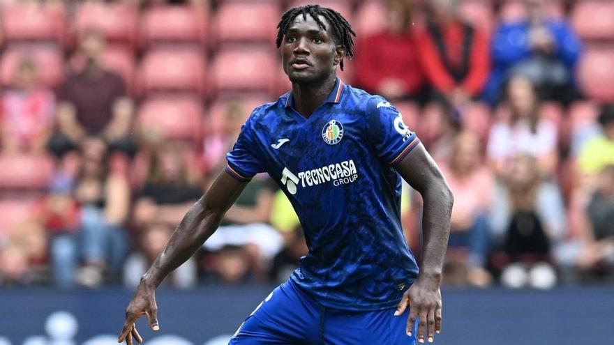 Christantus Uche pasa por quirófano tras su grave lesión de rodilla y dice adiós a la temporada