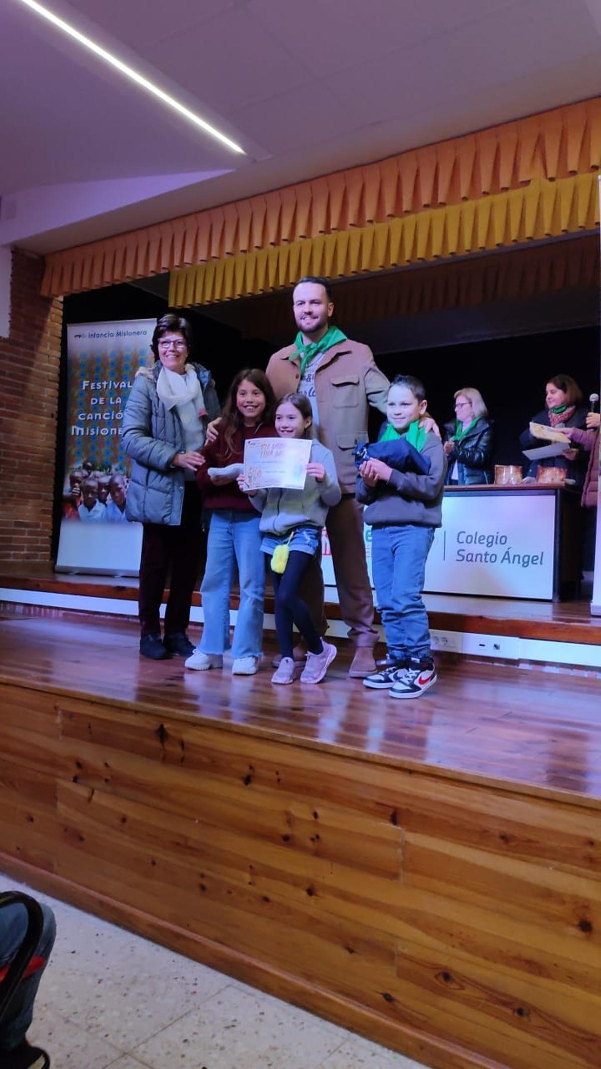 Ovidio Rubio, en el centro, con los niños tras recibir el galardón
