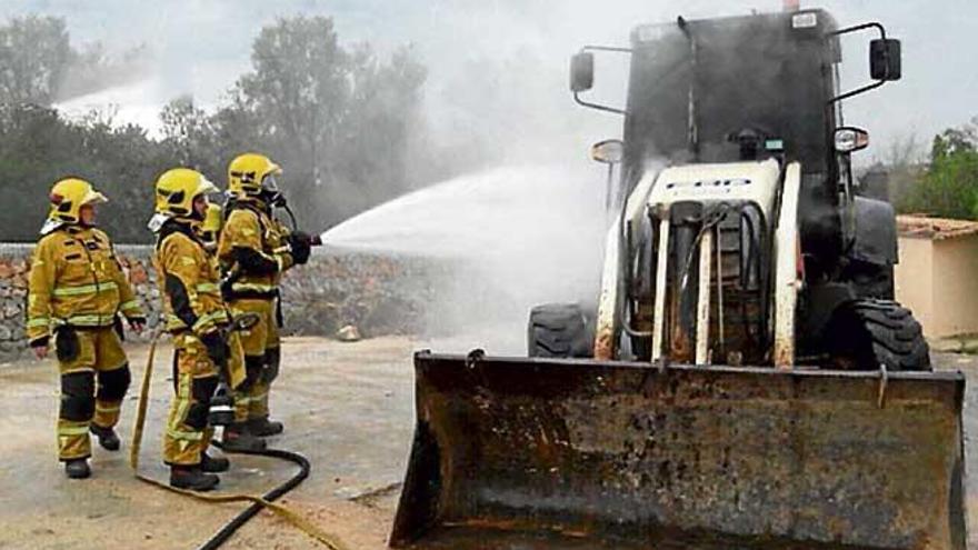 Un incendio destruye una retroexcavadora en Palma