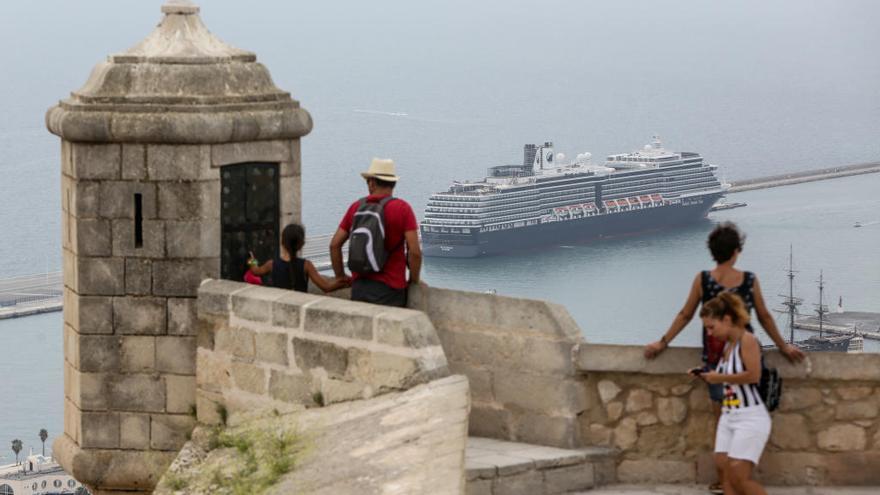 Turistas en el Castillo de Santa Bárbara observando un crucero amarrado en el Puerto de Alicante