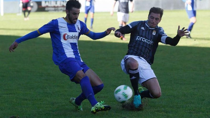 Álex García pugna por el balón ante el capitán oviedista Jose.