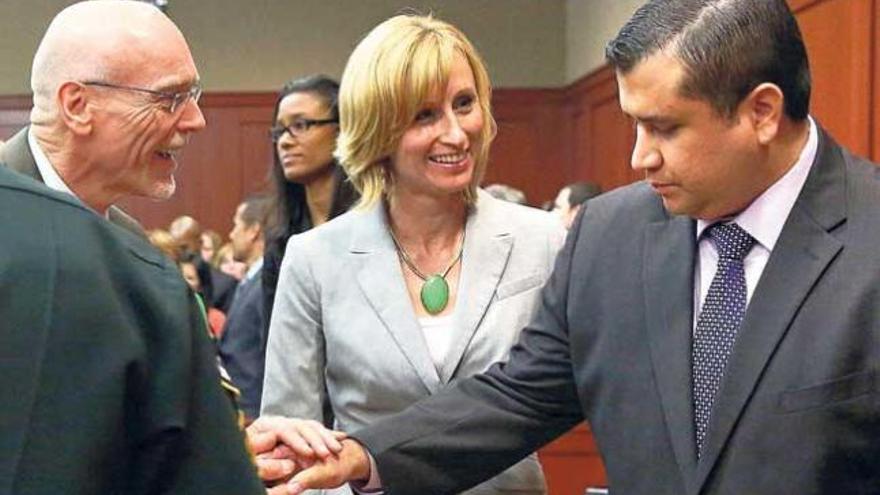 Zimmerman (derecha) es felicitado por sus abogados tras el veredicto. // Reuters