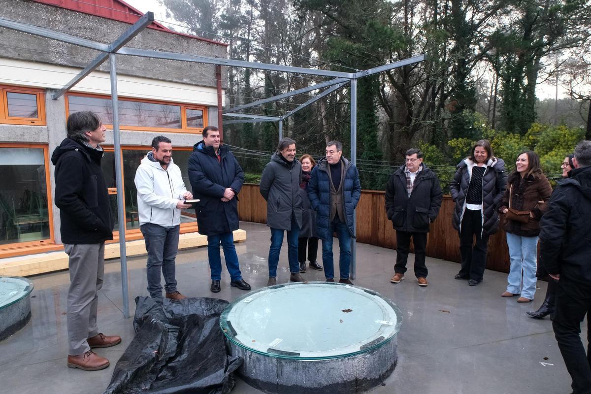 Un momento de la visita realizada por el conselleiro de Educación al colegio Ortigueira de Vedra